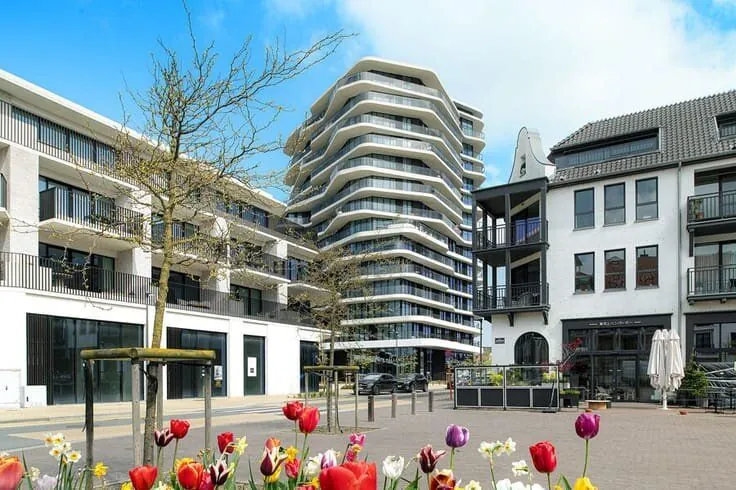 The practice is easy to reach by car, train, bus and coastal tram
