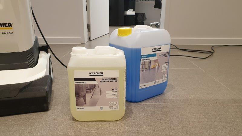 Corona maatregelen: We reinigen dagelijks de vloer met speciale antivirale reiningsmiddelen.